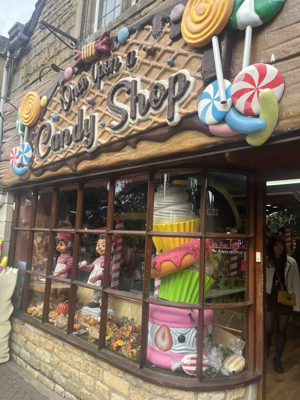巨大なキャンディやカップケーキの飾りがついたキャンディショップの外観